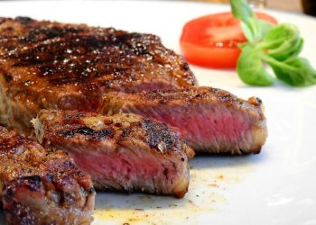 Steak mit Holzkohle grillen (Tipps) | Rindersteak-Grillkohle
